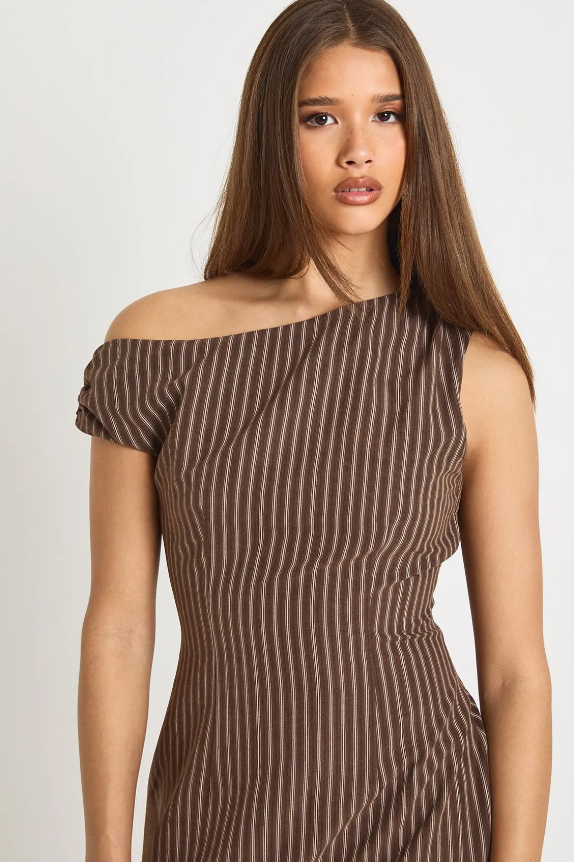 Robe mini ajustée à fines rayures et épaules dénudées