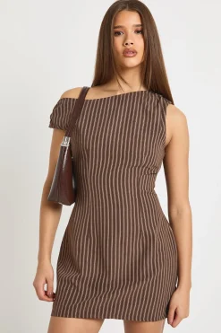 Robe mini ajustée à fines rayures et épaules dénudées