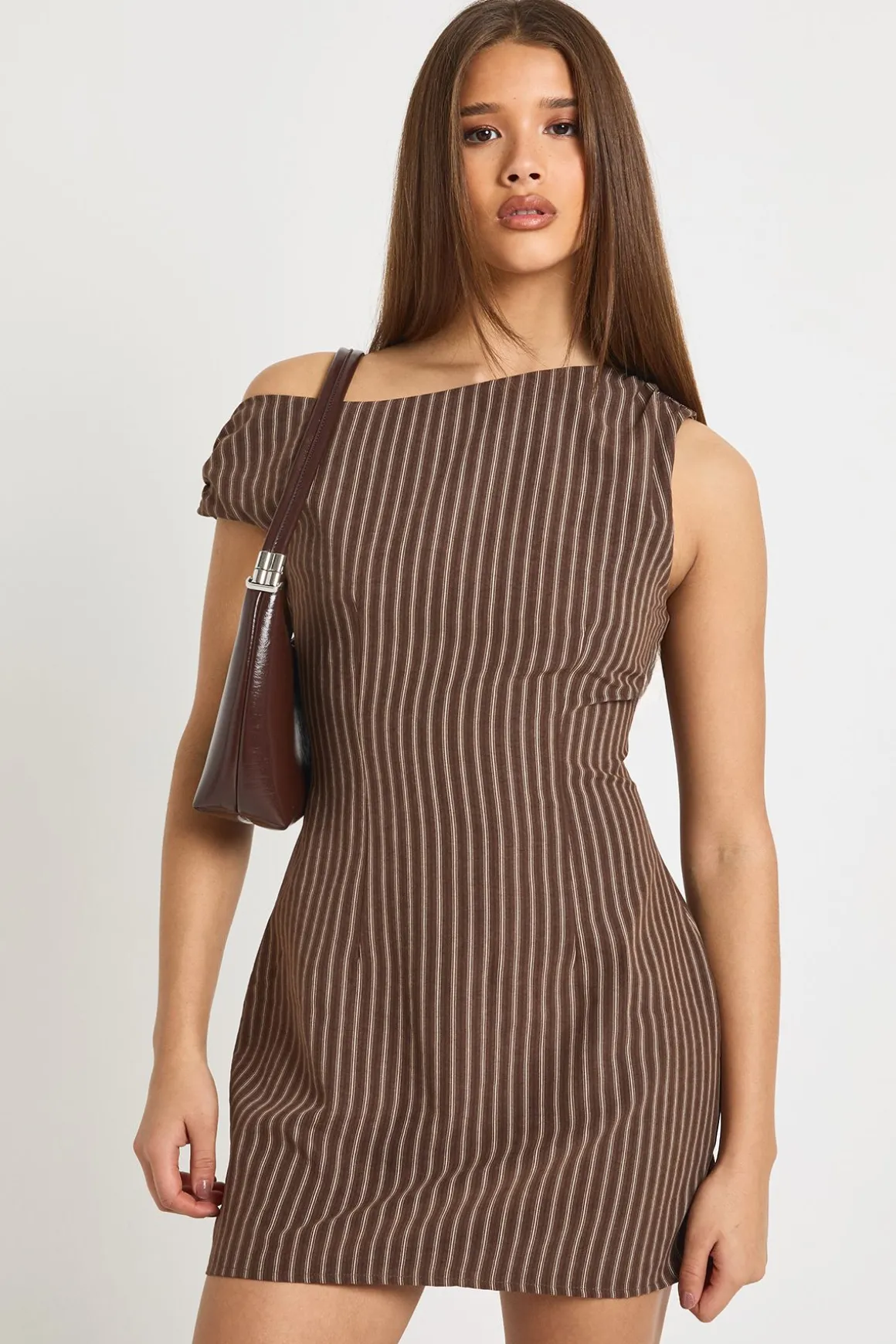 Robe mini ajustée à fines rayures et épaules dénudées