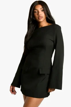 Robe mini ajustée à manches longues et encolure échancrée