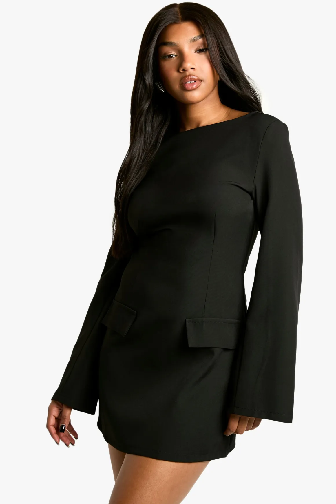 Robe mini ajustée à manches longues et encolure échancrée