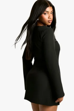 Robe mini ajustée à manches longues et encolure échancrée