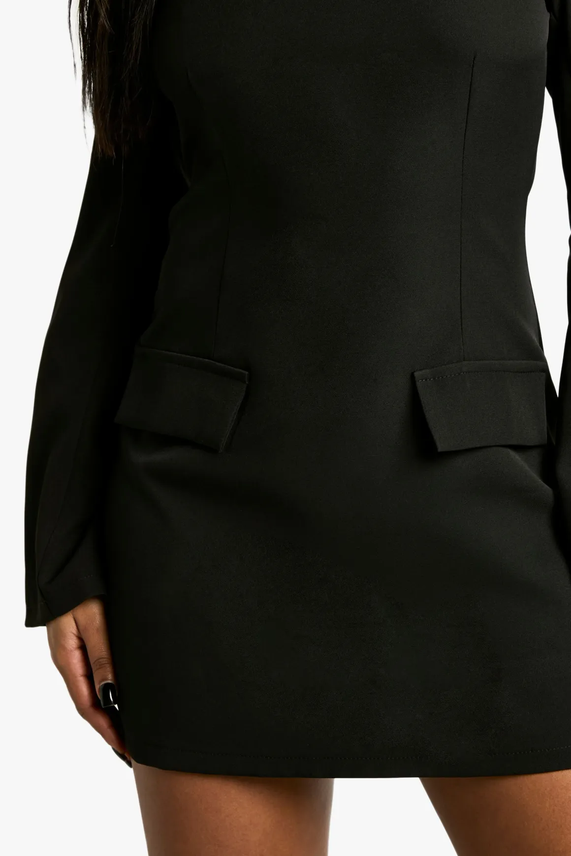 Robe mini ajustée à manches longues et encolure échancrée