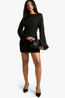 Robe mini ajustée à manches longues et encolure échancrée