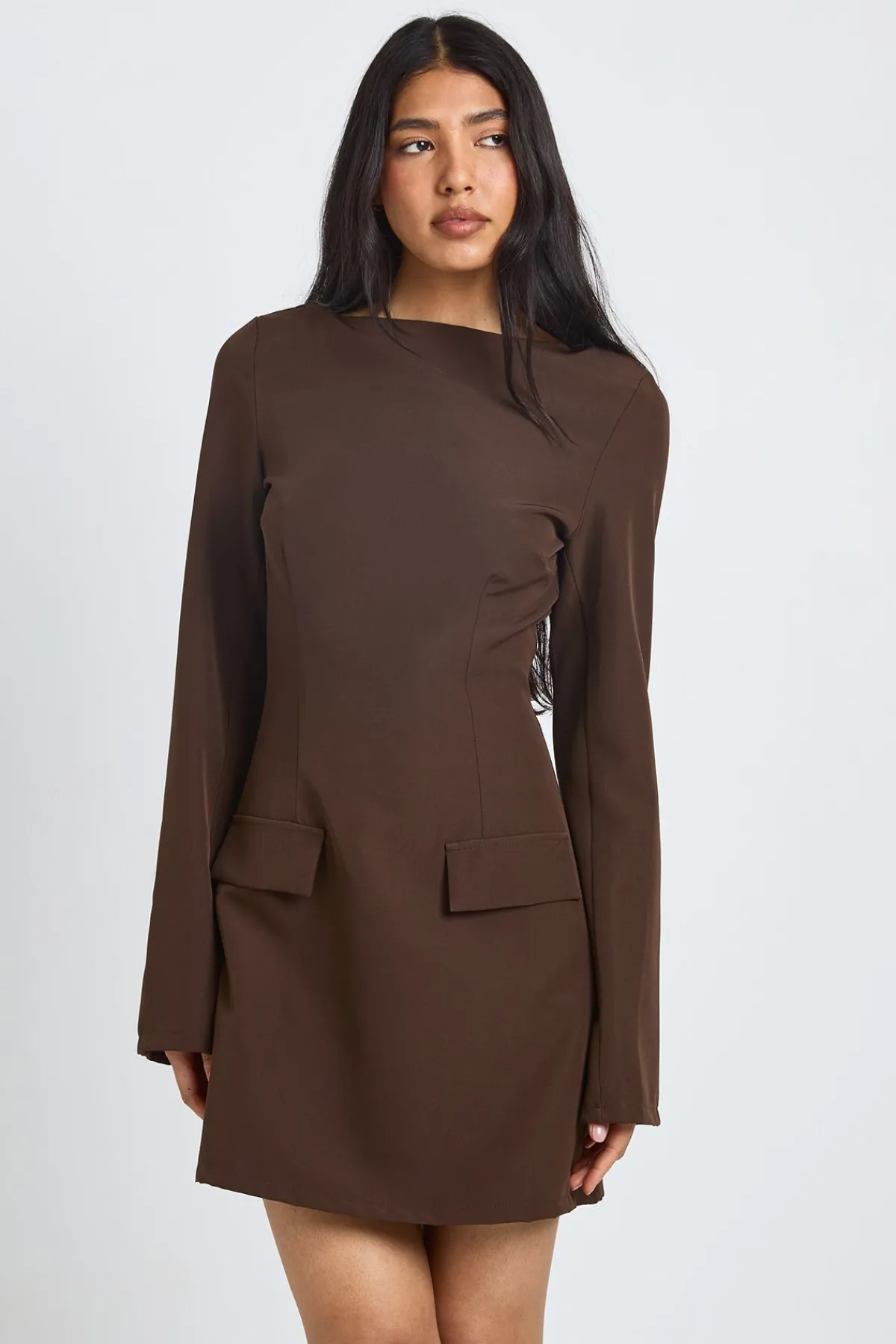 boohoo Robe Mini Ajustée À Manches Longues Et Encolure Bateau Pour Grande Taille<Femme Tailleurs|Looks Chocolat