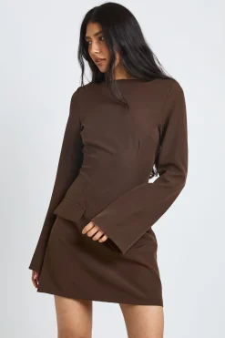 boohoo Robe Mini Ajustée À Manches Longues Et Encolure Bateau Pour Grande Taille<Femme Tailleurs|Looks Chocolat