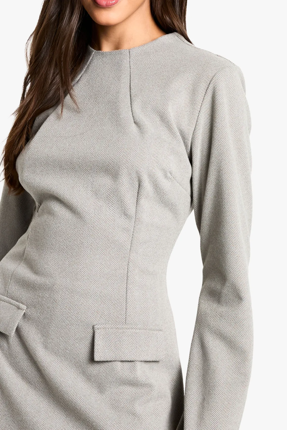 Robe mini ajustée à manches longues et coupe en A