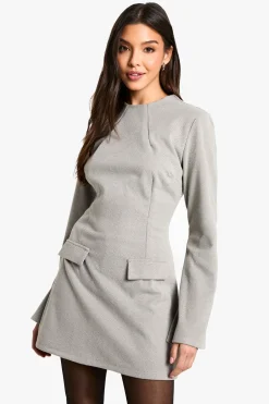 Robe mini ajustée à manches longues et coupe en A