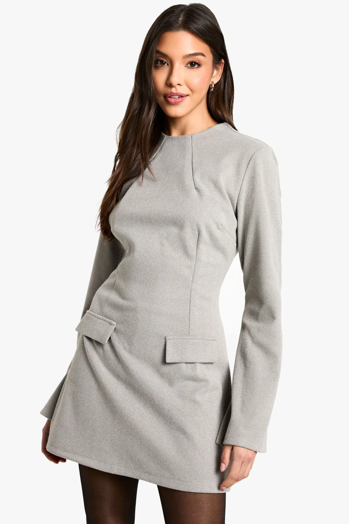 Robe mini ajustée à manches longues et coupe en A