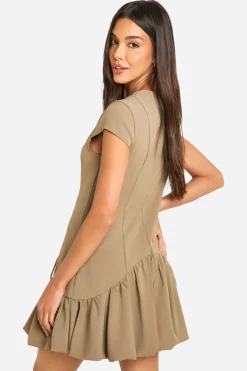 Robe mini ajustée à ourlet bulle et manches cap
