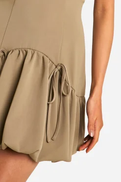 Robe mini ajustée à ourlet bulle et manches cap