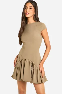 Robe mini ajustée à ourlet bulle et manches cap