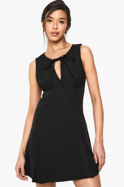 boohoo Robe Mini Ajustée Plissée à Décolleté Trou de Serrure<Femme Tailleurs|Robes Patineuses