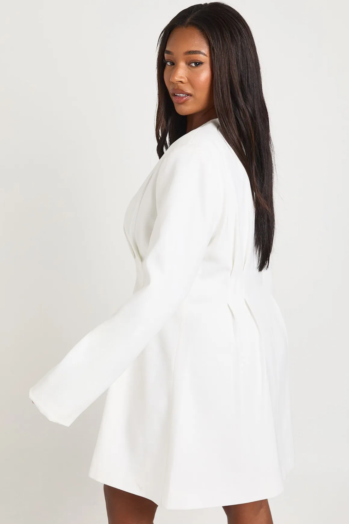 Robe Mini Ajustée Sans Col À Manches Longues