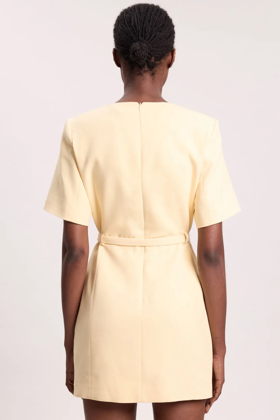 Robe Mini Ajustée Stretch À Détails Boutonnés