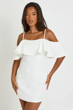 boohoo Robe Mini Ajustée À Volant Plissé Et Bretelles Épaules Dénudées<Femme Robes De Soirée|Toutes Les Robes
