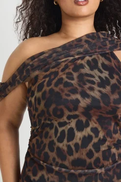 boohoo Robe Mini Asymétrique En Mesh Imprimé Léopard Grande Taille<Femme Looks Chocolat|Robes Mi-Longues