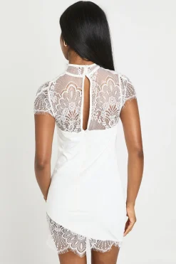 boohoo Robe Mini Avec Détail Cape En Dentelle<Femme Robes Moulantes|Satin Et Dentelle
