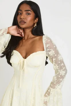 Robe Mini Babydoll En Dentelle À Manches Évasées