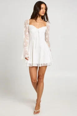 boohoo Robe Mini Babydoll Tall À Manches Évasées En Dentelle<Femme Satin Et Dentelle|Robes À Manches Longues