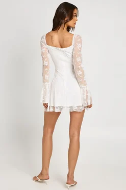 boohoo Robe Mini Babydoll Tall À Manches Évasées En Dentelle<Femme Satin Et Dentelle|Robes À Manches Longues