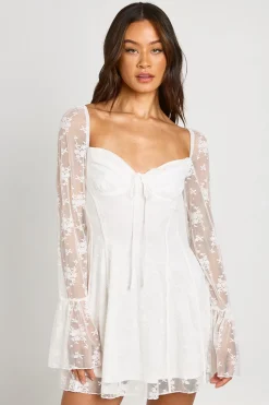 boohoo Robe Mini Babydoll Tall À Manches Évasées En Dentelle<Femme Satin Et Dentelle|Robes À Manches Longues