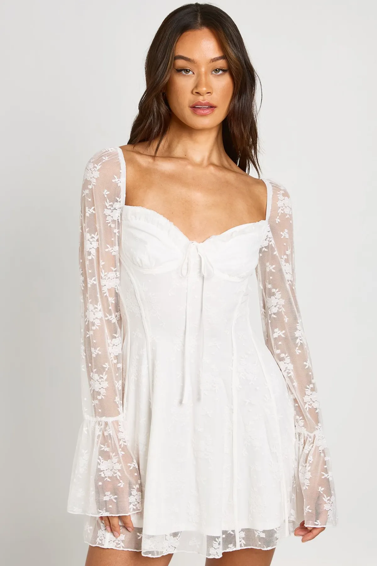 boohoo Robe Mini Babydoll Tall À Manches Évasées En Dentelle<Femme Satin Et Dentelle|Robes À Manches Longues