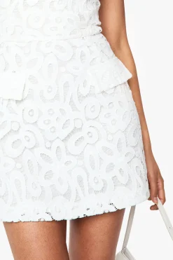 boohoo Robe mini bandeau en dentelle premium<Femme Satin Et Dentelle|Robes Patineuses