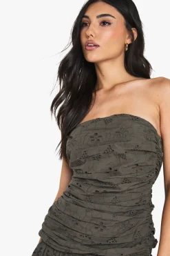 Robe mini bandeau ruqué à taille basse et broderie anglaise