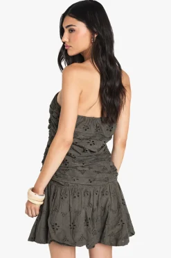 Robe mini bandeau ruqué à taille basse et broderie anglaise