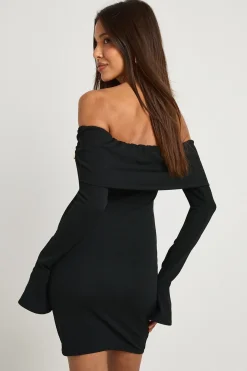 Robe mini Bardot à détails de boutons dorés en tissu côtelé