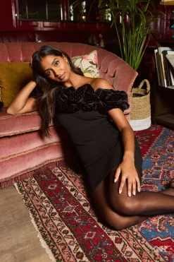 Oasis Robe mini Bardot en velours à volants diamantés<Femme Robes|Robes De Soirée