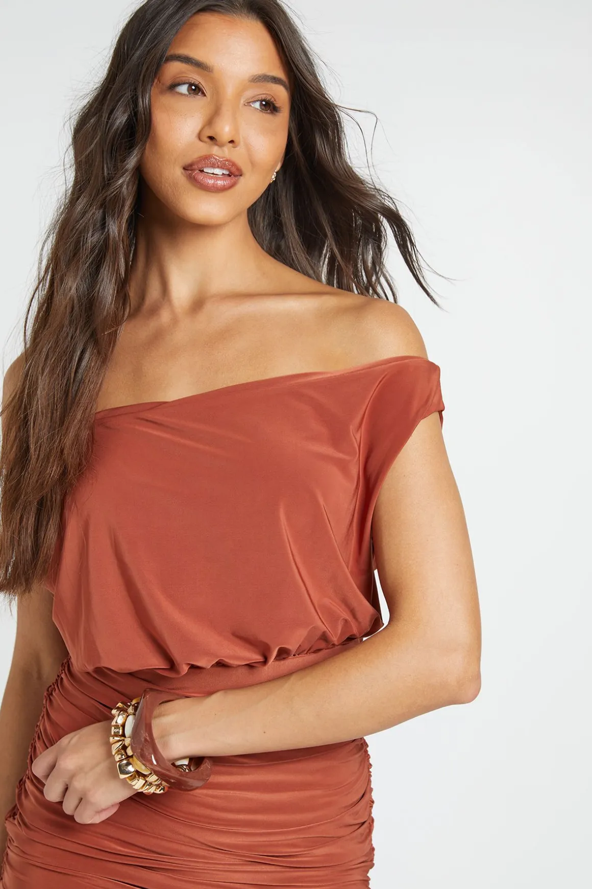 Robe Mini Bardot Taille Froncée Ourlet Asymétrique