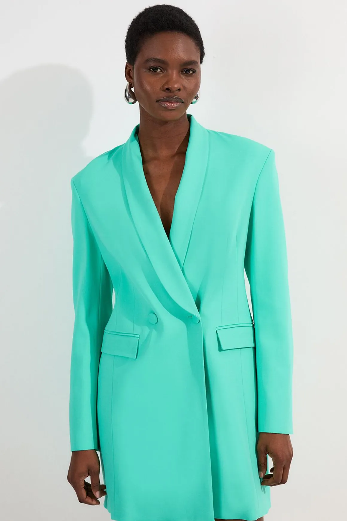 Robe mini blazer ajustée à double boutonnage avec détail cinché