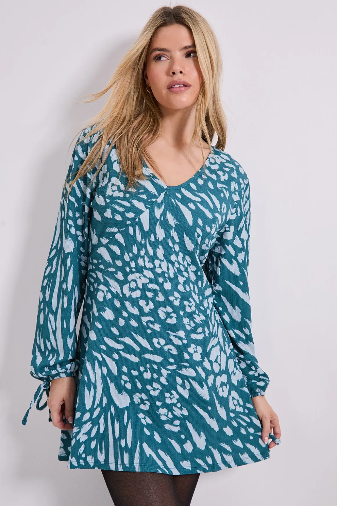 Robe Mini Bleue à Motifs Animaliers Col V Taille Empire Manches Bouffantes