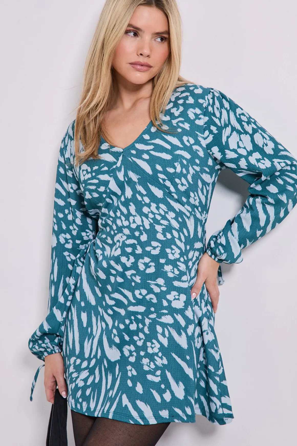 Robe Mini Bleue à Motifs Animaliers Col V Taille Empire Manches Bouffantes
