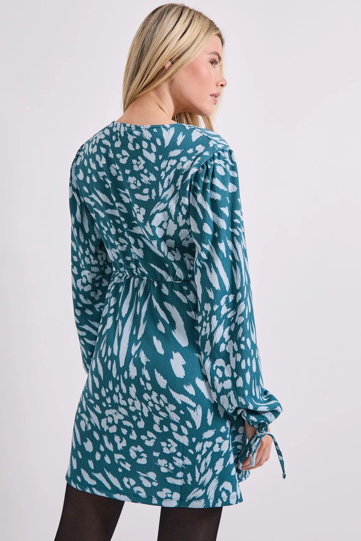 Robe Mini Bleue à Motifs Animaliers Col V Taille Empire Manches Bouffantes