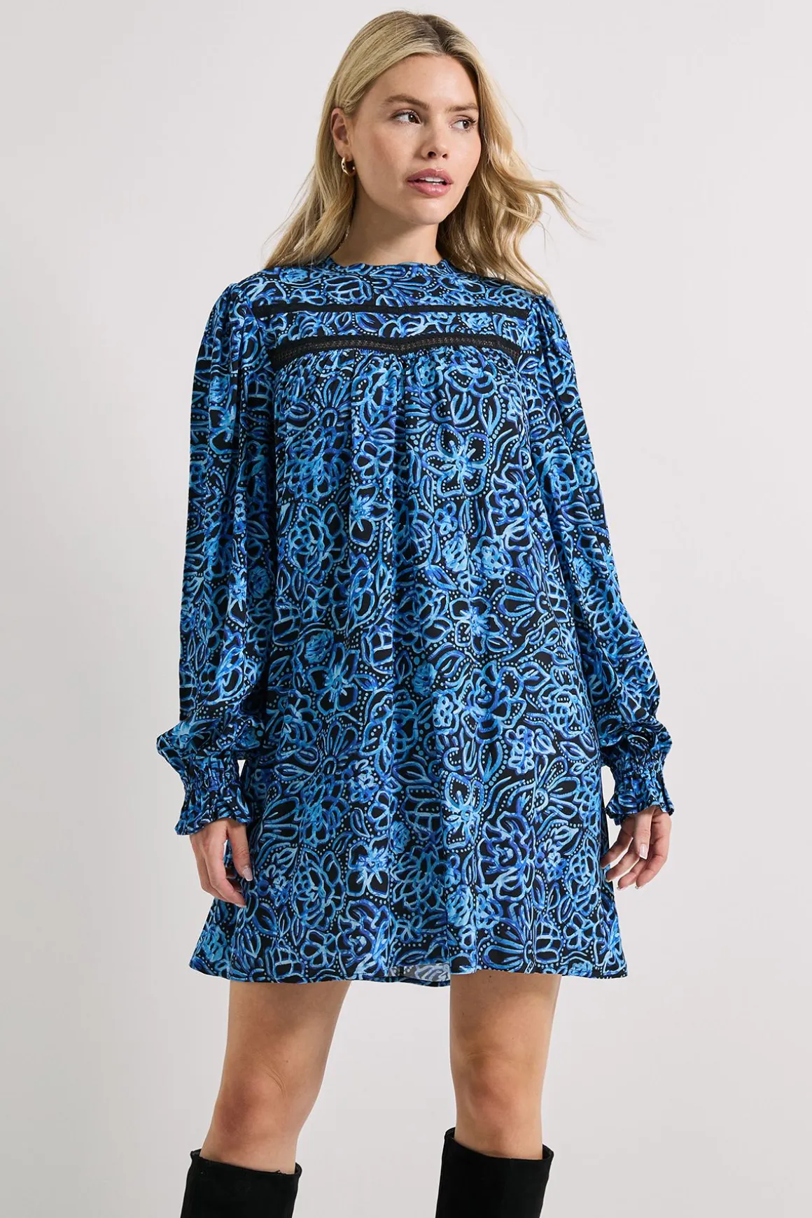 Robe Mini Bohème Imprimée Fleurie Bleue avec Détails en Dentelle