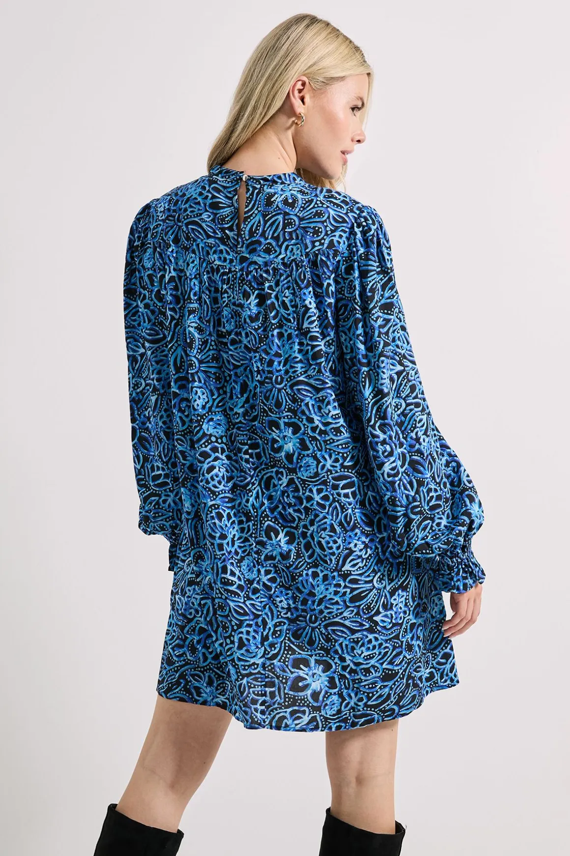 Robe Mini Bohème Imprimée Fleurie Bleue avec Détails en Dentelle