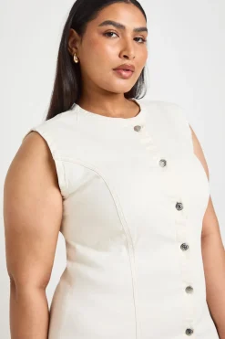 boohoo Robe Mini Boutonnée En Denim Avec Détails De Coutures Grande Taille<Femme Denim|Tons Neutres