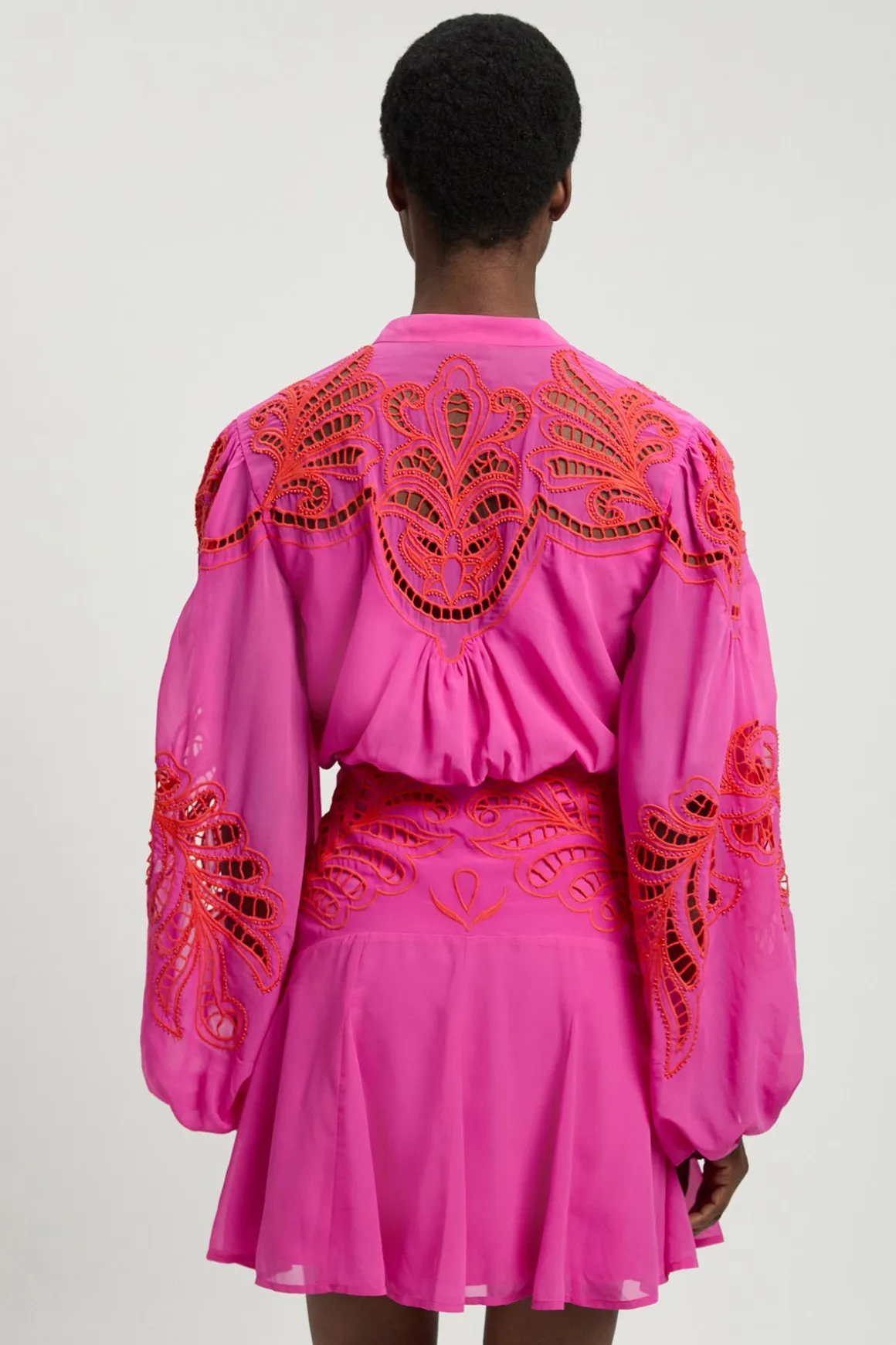 Robe Mini Brodée Perlée À Découpes Tissées