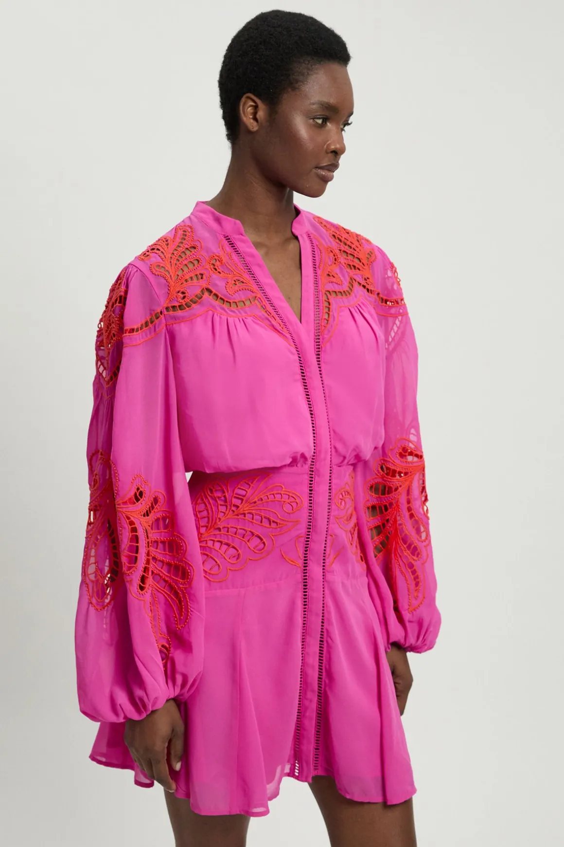Robe Mini Brodée Perlée À Découpes Tissées