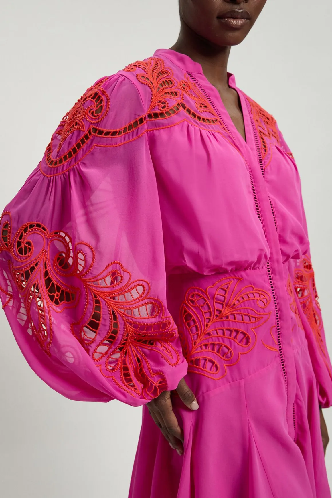 Robe Mini Brodée Perlée À Découpes Tissées