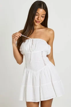 boohoo Robe Mini À Bustier Broderie Anglaise Et Ourlet À Volants Étagés<Femme Robes Patineuses|Robes