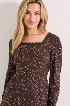 Robe Mini Chocolat à Pois et Col Carré avec Finitions en Dentelle