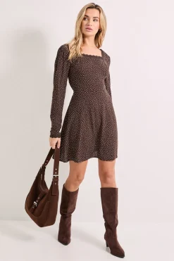Robe Mini Chocolat à Pois et Col Carré avec Finitions en Dentelle