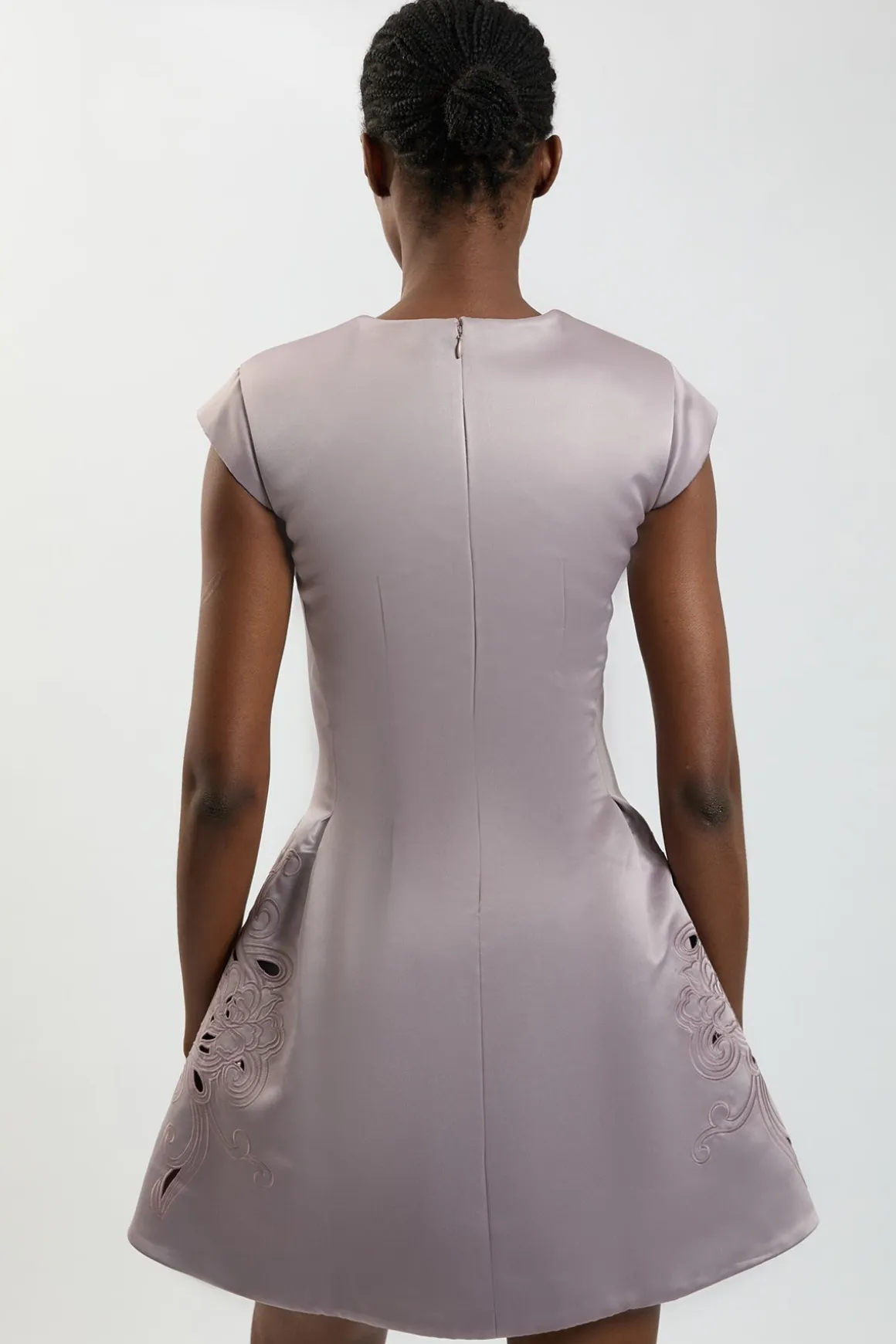 Robe Mini Cintrée En Satin À Découpes Ajourées