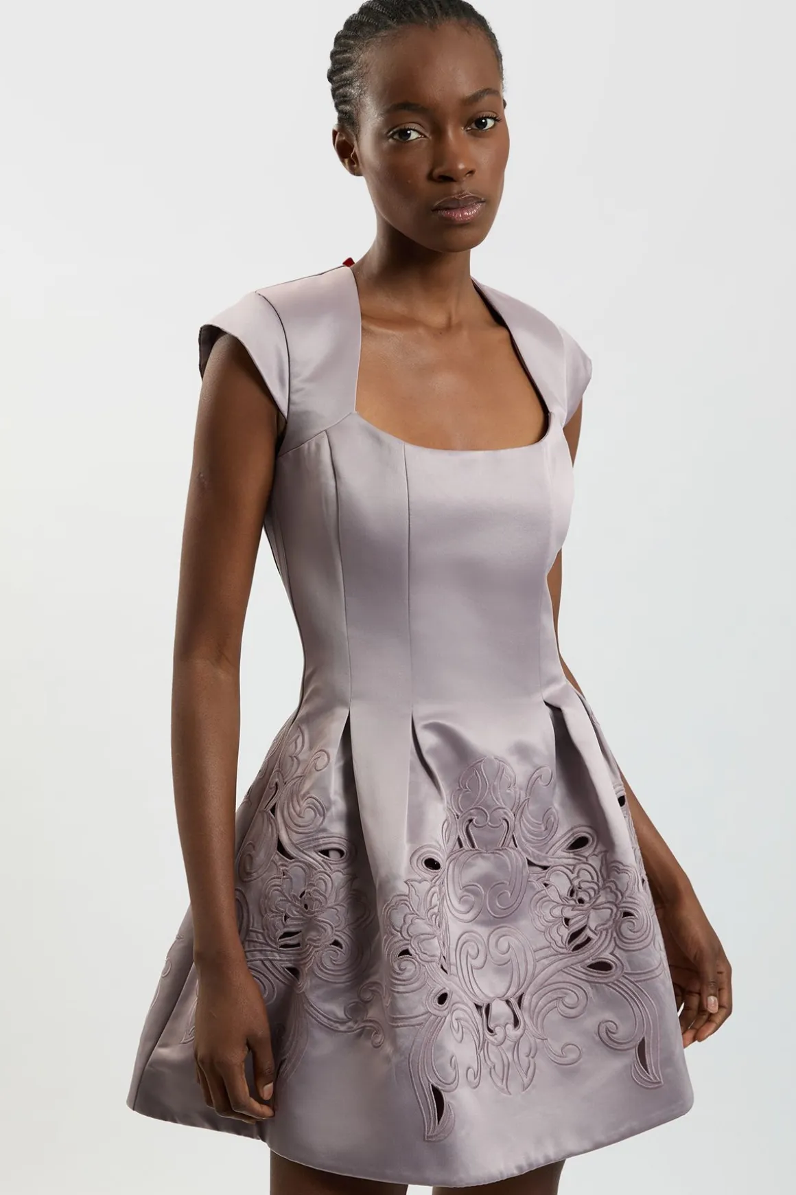Robe Mini Cintrée En Satin À Découpes Ajourées