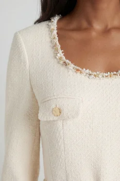 Robe Mini Cintrée En Tweed À Ceinture Et Ornements
