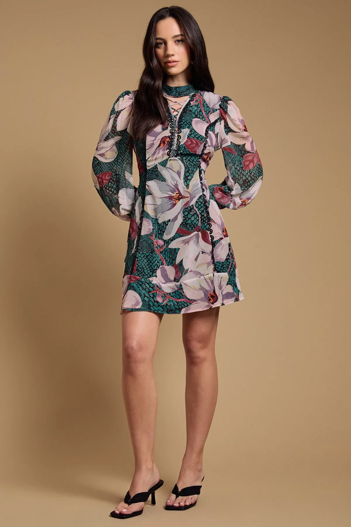 Oasis Robe Mini à Col Montant et Manches Longues avec Laçage<Femme Satin Et Dentelle|Robes À Manches Longues